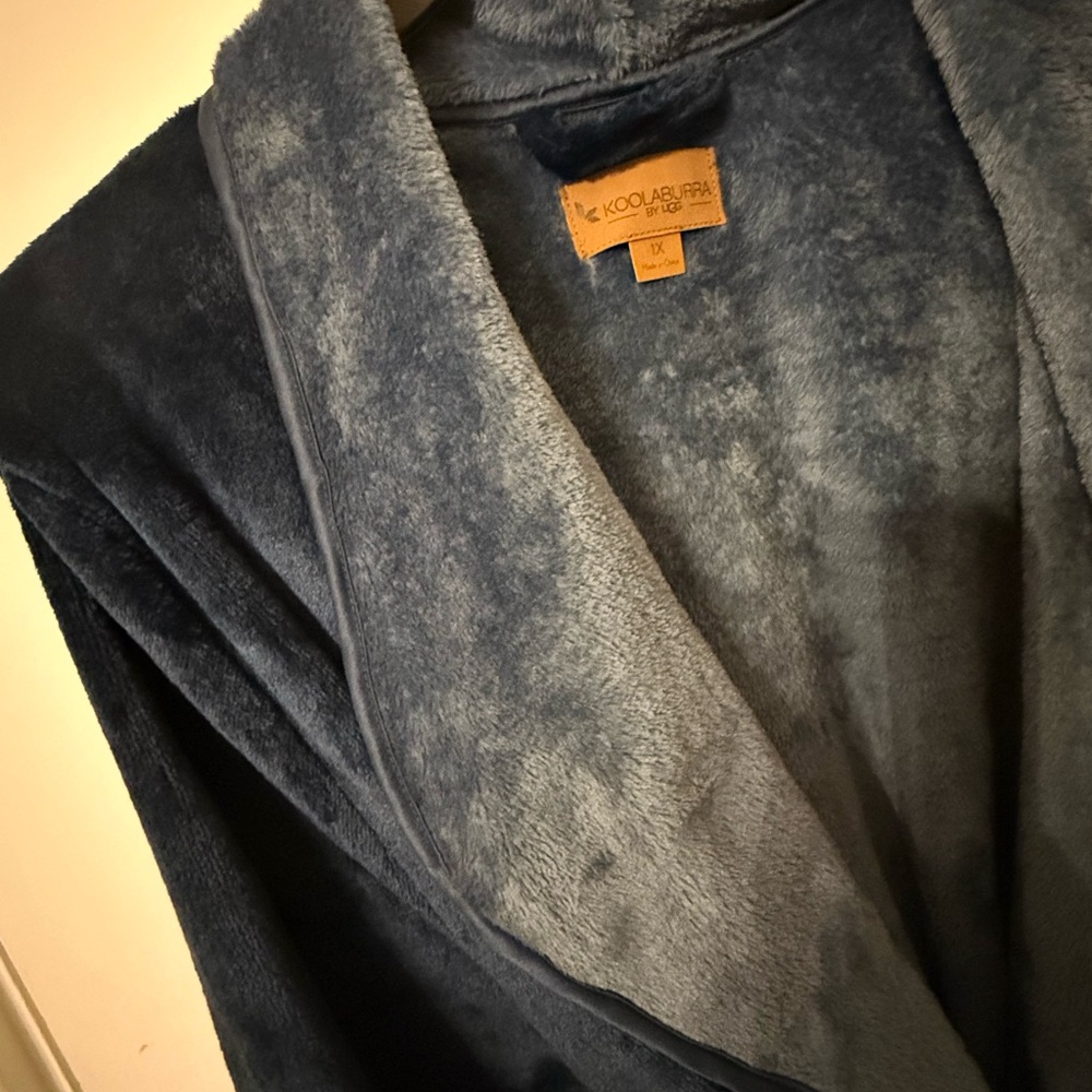 Koolaburra Plush Dark Blue Women's Robe - Picture 5 of 6